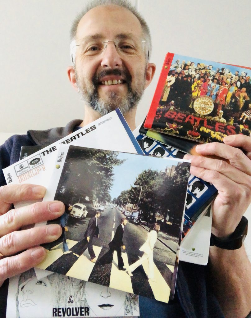 Sander Lindenburg met zijn Beatles-cd's. Foto: Sander Lindenburg